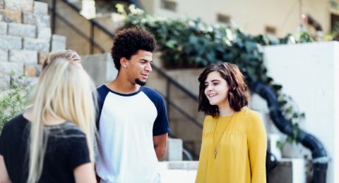 4 Tips Bersosialisasi dengan Tetangga, Aktif Menyapa Ya!