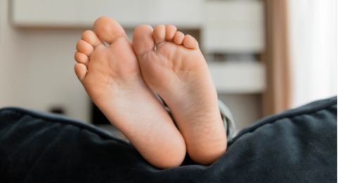 7 Penyebab Telapak Kaki Terasa Panas yang Perlu Kamu Ketahui