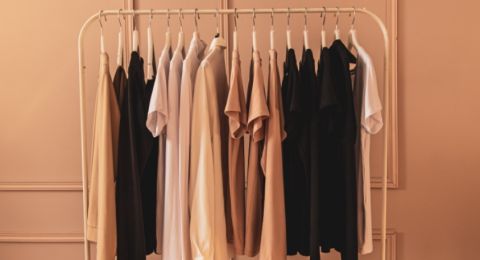 3 Cara Menata Ulang Pakaian dengan Capsule Wardrobe