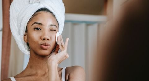 Bersihkan Wajah Bagus Pakai Cleansing Milk atau Micellar Water?