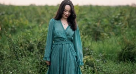 6 Inspirasi Baju Lamaran di Rumah, Cantik dan Pasti Berkesan!