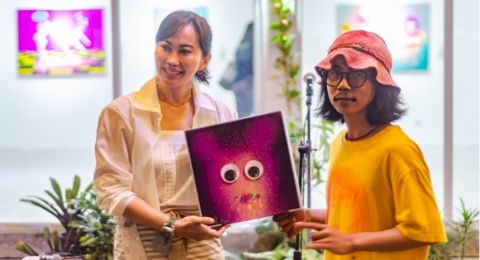 In A Search For Divine Love: Menikmati Mata dalam Karya Yula