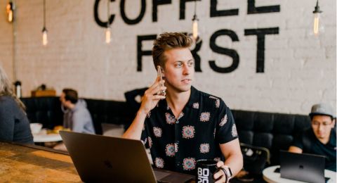 3 Zodiak Ini Sering Mengabaikan Pesan Teks, Lebih Suka Ngobrol di Telepon