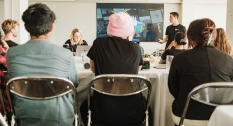 Hindari 3 Habit Negatif Ini saat Meeting, Haram Buka Ponsel!