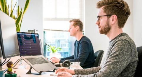 3 Hal yang Bikin Kamu Dianggap Sombong oleh Rekan Kerja, Terlalu Idealis!