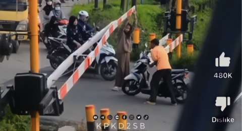 Bantu Seorang Pria Lewati Palang Pintu Kereta, Aksi Gadis Ini Dibanjiri Pujian Netizen