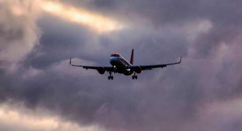 Apakah Aman Naik Pesawat Terbang saat Hujan? Simak 5 Faktanya
