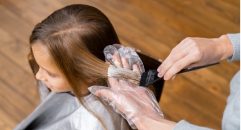 5 Tips Mudah Mewarnai Rambut Tanpa Bleaching, Hasilnya Auto Cantik!