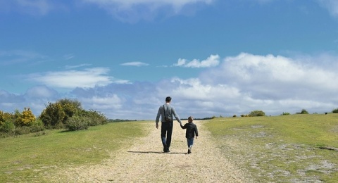 Keren! Ini 6 Alasan di Balik Pentingnya Ayah Harus Mengantar Anak ke Sekolah