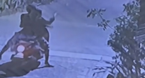 Viral Pemotor Diduga Tebar Uang Tengah Malam ke Jalan, Netizen: Cari Tumbal?