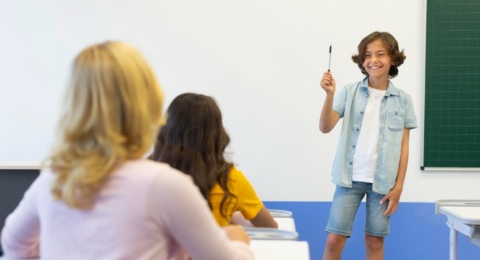 Anak Pemalu? Ini 6 Tips Melatih Berani Public Speaking Sejak Dini