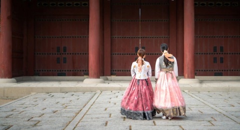 4 Alasan Kenapa Orang Suka Maraton Drakor daripada Nonton saat On Going, Kamu Tim Mana?