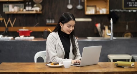 4 Alasan Kenapa Kafe Menjadi Tempat yang Cocok untuk Mengerjakan Tugas, Relate Gak?