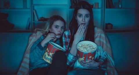 Ngeri Tapi Nagih! Ini Lho Alasan Psikologis Kenapa Kita Doyan Banget Nonton Film Horor