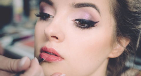 3 Tips Agar Make Up Tak Mudah Luntur Saat Wisuda, Supaya Tampil Memukau!