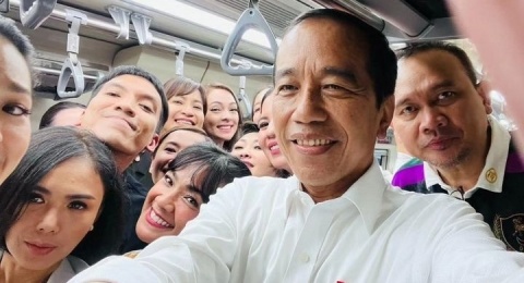 Viral Momen Apes Ari Lasso saat Jokowi dan Yuni Shara Salah Tap Masuk LRT