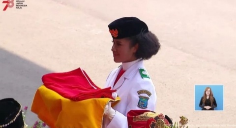 Pembawa Baki Bendera Lilly Wenda Tetap Fokus Meski Sepatu Lepas Tuai Pujian