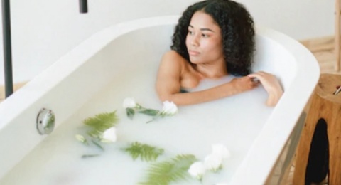 4 Manfaat Potensial Mandi Susu bagi Kesehatan dan Kecantikan Kulit