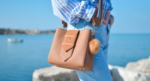 4 Tips Simpel Merawat Sling Bag agar Awet, Jangan Diisi Banyak Barang!
