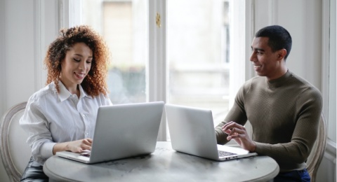 7 Cara Tetap Menjaga Hubungan dengan Pasangan Meski Sibuk Masing-Masing