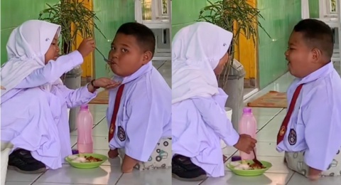 Siswi SD Bantu Suapi Temannya yang Berkebutuhan Khusus, Parenting Orangtunya Dipuji Netizen