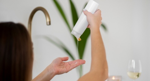 Mengganti Sabun Mandi dengan Sampo Apakah Aman? Ini Penjelasan Dermatolog