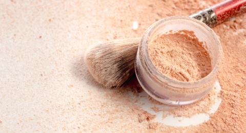 Nggak Sembarangan, Ini 5 Tips Memakai Loose Powder untuk Hasil Maksimal!