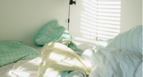 4 Dampak Malas Mengganti Sprei Tempat Tidur, Jerawat Jadi Susah Sembuh!