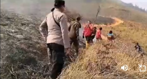 Sebabkan Kebakaran di Bromo, Fotografer Ini Kritik Tajam Hasil Foto Prewedding