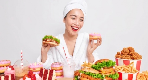 4 Zodiak yang Dikenal Suka Melampiaskan Stres pada Makanan, Kamu Termasuk?