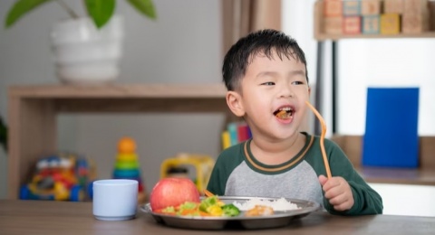 5 Tips Mengatasi Anak yang Nggak Mau Makan, Dijamin Langsung Lahap!