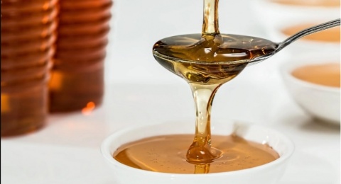 Turunkan Kadar Gula Darah, 4 Manfaat Manisnya Madu yang Wajib Kamu Tahu!