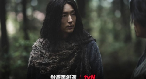 3 Inspirasi OOTD Tampil Necis ala Lee Joon Gi, Simpel Banget!