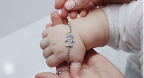 5 Hal yang Perlu Dipertimbangkan sebelum Memberikan Perhiasan untuk Bayi