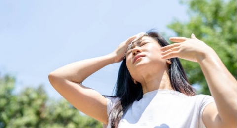 4 Tips agar Tetap Sehat saat Cuaca Panas Ekstrem, Penuhi Kebutuhan Cairan!