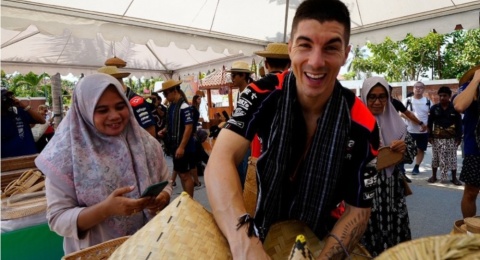 5 Momen Unik Pembalap MotoGP di Mandalika, Lokal Banget!