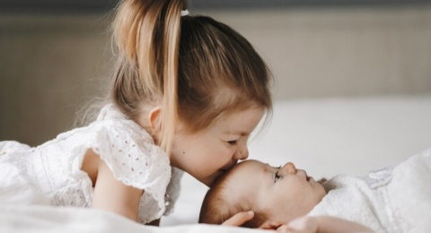 6 Tips Mengatasi Kecemburuan Anak pada Adik Bayi yang Baru Lahir