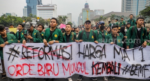 Mengapa Revolusi Tidak Lahir dari Tagar