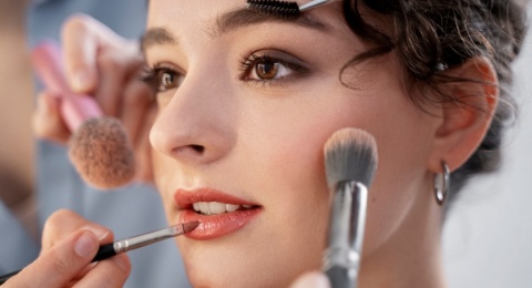 6 Cara Ini Bikin Makeup Awet Walau Berkeringat, Anti Luntur Seharian!