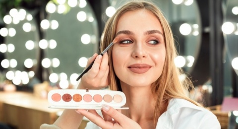 5 Tips agar Eyeshadow Tidak Kusut di Lipatan Mata, Pemula Harus Tahu!