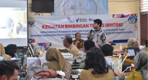 SMA Negeri 13 Kota Jambi Gelar Bimbingan Teknis untuk Tingkatkan Kompetensi Guru