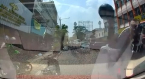 Viral Pengendara Motor Emosi Lempar Helm ke Mobil, Simak 5 Tips Mengelola Emosi