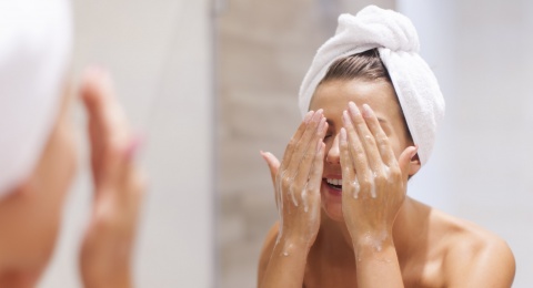 7 Rekomendasi Peeling Serum Ramah di Kantong, Hempas Komedo!