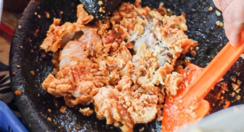 Ayam Geprek Itu Bikinnya Digeprek, Bukan Hanya Dioles Sambal!