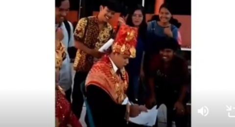 Curi Kesempatan, Mahasiswa Ini Todong Tanda Tangan Makalah di Pernikahan Dosen