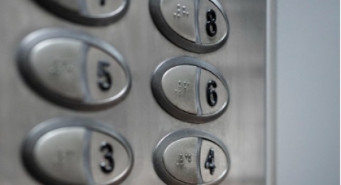 Membaca Konfigurasi Unik Karakter Braille pada Tombol Lift yang Aksesibel