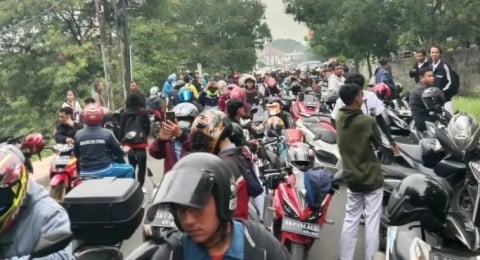 Pantauan Lalu Lintas Bekasi Siang Ini, Kemacetan di Gerbang Tol Bekasi Barat Imbas Demo Buruh