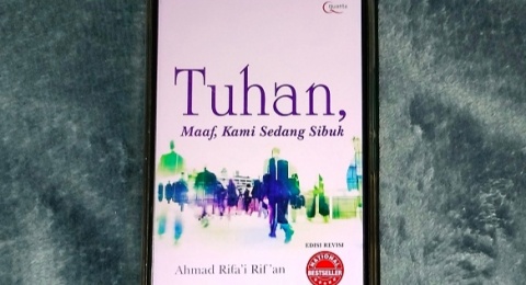 Merenungi Kehidupan Bersama Buku 'Tuhan, Maaf, Kami Sedang Sibuk'