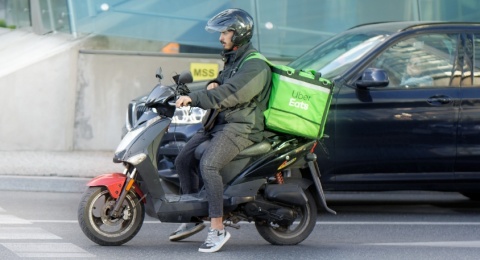 Rezeki Tak ke Mana, Momen Kurir Antar Paket ke Lokasi Pernikahan Malah Dapat Jatah Makan