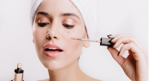 Apa Kamu Sudah Menggunakan Concealer yang Cocok? Tips dan Trik Memilih Concealer